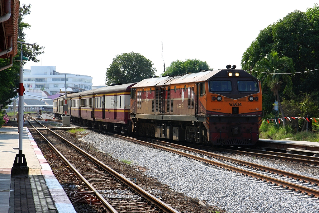 GEA 4529 (Co'Co', de, General Electric, Bj.1995) fährt am 09.Dezember 2023 mit dem täglich verkehrenden Parcels Train 986 (Su-Ngai Kolok - Hua Lamphong) in die Prachuap Khiri Khan Station ein.