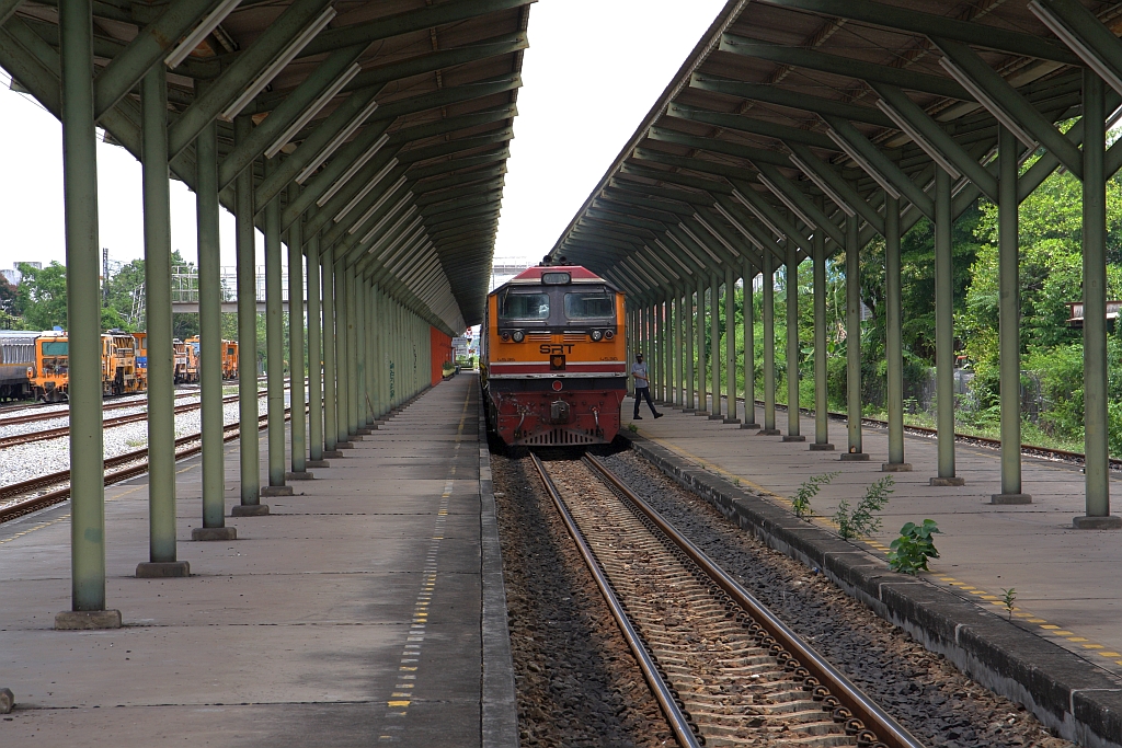 GEA 4536 (Co'Co', de, General Electric, Bj.1995) wartet am 03.Mai 2022 in der Chachoengsao Junction mit dem ORD 368 auf die Abfahrt nach Hua Lamphong.