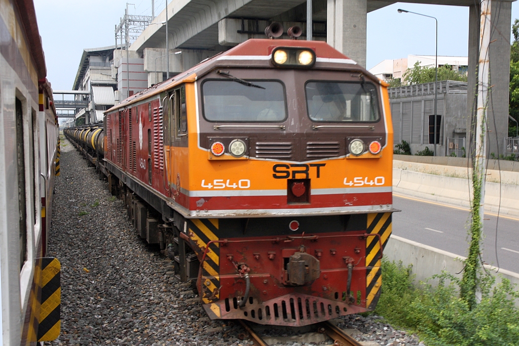 GEA 4540 (Co'Co', de, General Electric, Bj.1995) am 01.Mai 2022 mit einem Kesselwagenzug Richtung Norden kurz nach der Kan Kheha Station.
