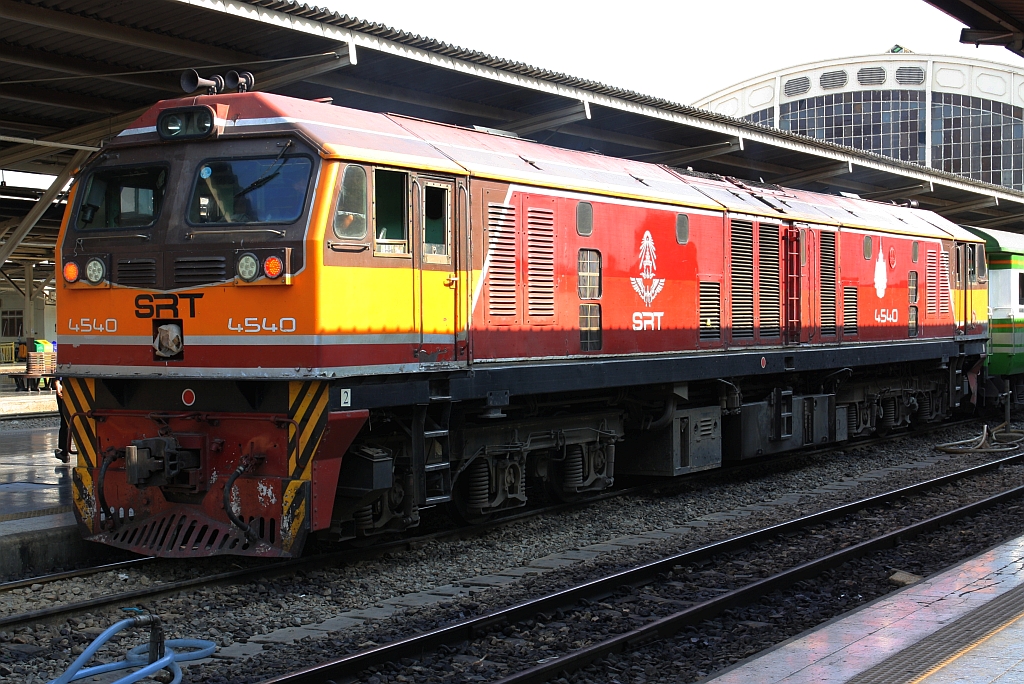 GEA 4540 (Co'Co', de, General Electric, Bj.1995) am 20.März 2023 vor dem Commuter 301 nach Lopburi in Hua Lamphong.