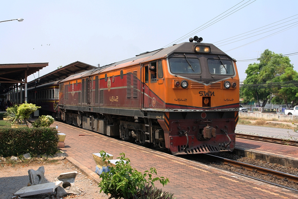 GEA 4542 (Co'Co', de, General Electric, Bj.1995) am 29.März 2023 vor dem RAP 112 (Den Chai - Krungthep Aphiwat) in der Ban Takhli Station.