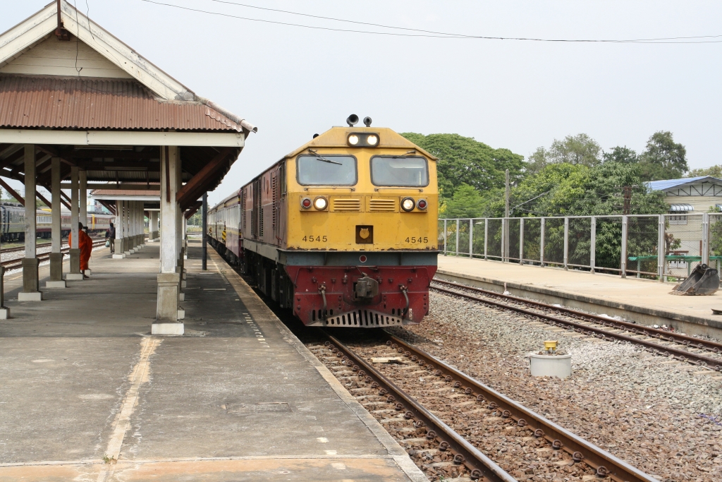 GEA 4545 (Co'Co', de, General Electric, Bj.1995) fährt am 26.März 2024 mit dem ORD 202 (Phitsanulok - Hua Lamphong) in die Ayutthaya Station ein.