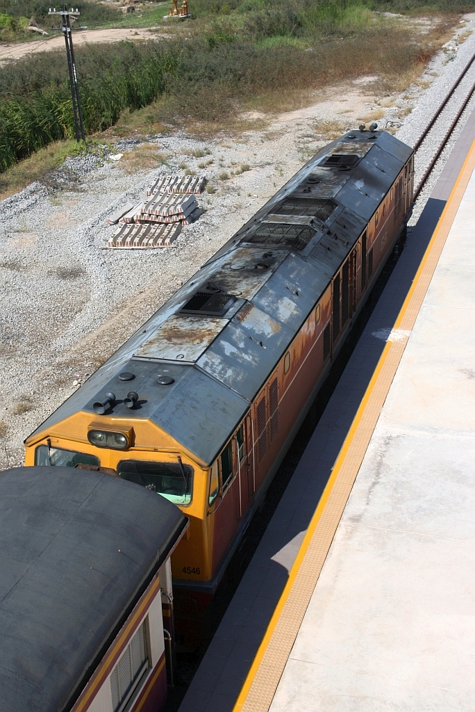 GEA 4546 (Co'Co', de, General Electric, Bj.1995) 09.Dezember 2023 vor dem ORD 254 (Lang Suan - Thon Buri) in der, wegen des 2 gleisigen Ausbau der Southern Line neu errichteten Cha Am Station.