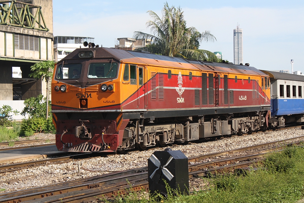 GEA 4548 (Co'Co', de, General Electric, Bj.1995) verlsst am 28.Mai 2013 mit dem RAP 169 nach Yala den bangkoker Bf. Hua Lamphong. 

