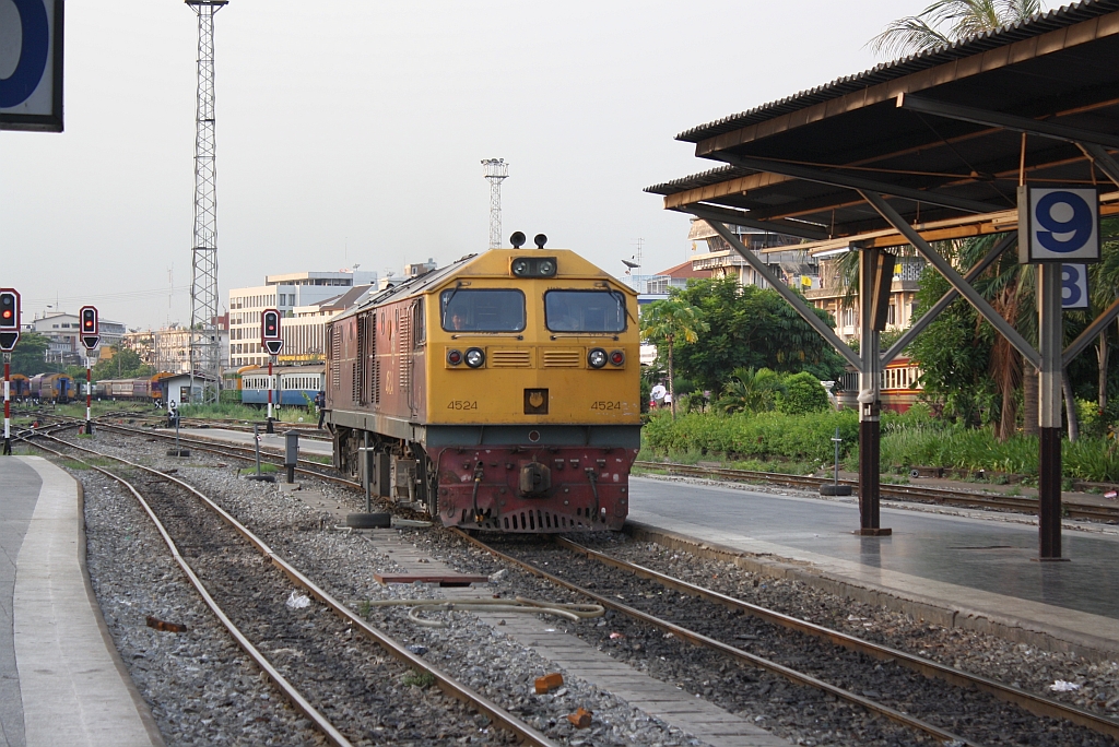 GEA 4548 (Co'Co', de, General Electric, Bj.1995) am 01.Juni 2013 im Bf. Hua Lamphong. 

