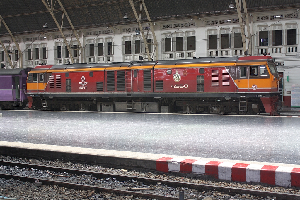 GEA 4550 (Co'Co', de, General Electric, Bj.1995) am 28.Mai 2013 im Bf. Hua Lamphong. 

