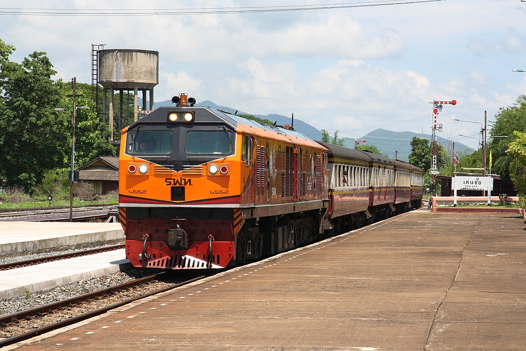 GEA 4552 (Co'Co', de, General Electric, Bj.1995) mit dem RAP 102 von Chiang Mai nach Bangkok fährt am 19.Mai 2018 in die Den Chai Station ein.