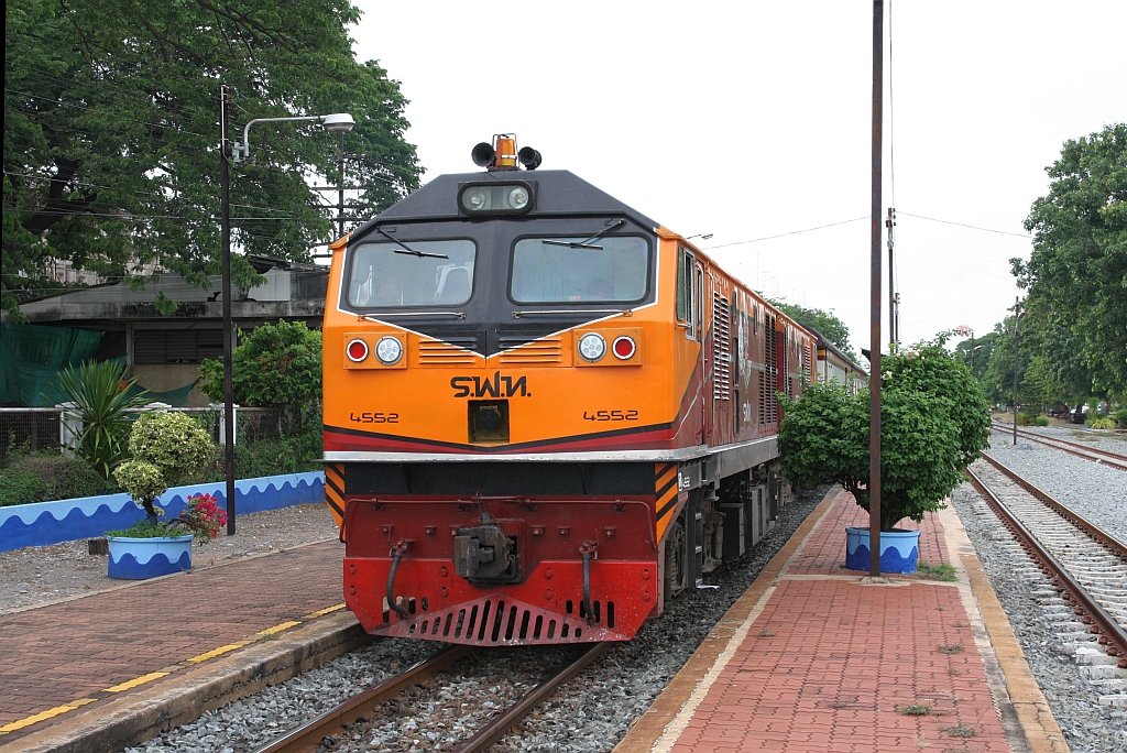 GEA 4552 (Co'Co', de, General Electric, Bj.1995) vor dem RAP 102 (Chiang Mai - Bangkok Hua Lamphong) am 21.Mai 2018 in der Ban Takhli Station.
