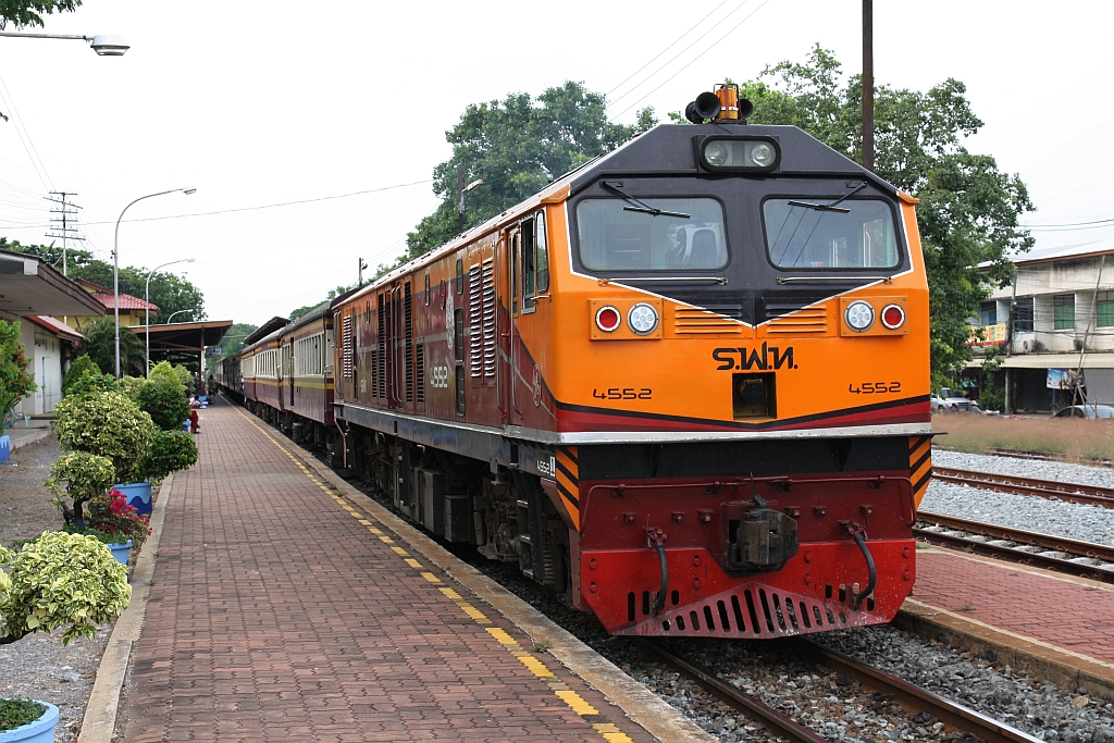 GEA 4552 (Co'Co', de, General Electric, Bj.1995) vor dem RAP 102 (Chiang Mai - Bangkok Hua Lamphong) am 21.Mai 2018 in der Ban Takhli Station.