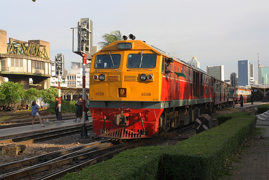 GEA 4558 (Co'Co', de, General Electric, Bj.1995) fährt am 22.Juni 2019 mit dem EXP 83 nach Trang aus der Hua Lamphong Station.