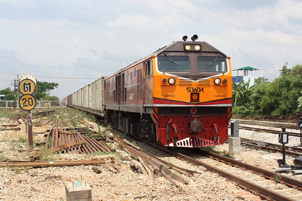 GEA 4560 (Co'Co', de, General Electric, Bj.1995) fährt am 24.Mai 2016 mit einem Containerzug von Padang Besar in den Bf. Hat Yai.