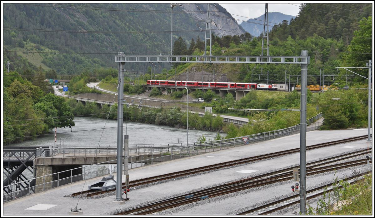 Gebündelte Verkehrslage in Reichenau-Tamins, der Rhein, die Nationalstrasse A13, die Kantonsstrasse und die RhB Strecke nach Chur mit IR1144 und schiebender Ge 4/4 III 641  Maienfeld . (13.05.2020)