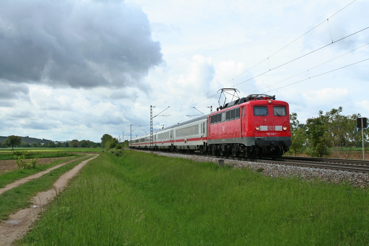 Geburtstagsbild Nr. 4:
Wie schon vorgemeldet bespannte 115 114-1 am 08.05.14 den Lr 78658 von Basel über Karlsruhe nach Stuttgart.
Dank meiner Englischprüfung hatte ich schon um 10:00 Uhr Schuleaus und konnte die Lok bei Hügelheim aufnehmen. Auch wenn in diesem Moment keine Sonne da war, die Lok leuchtet von alleine.