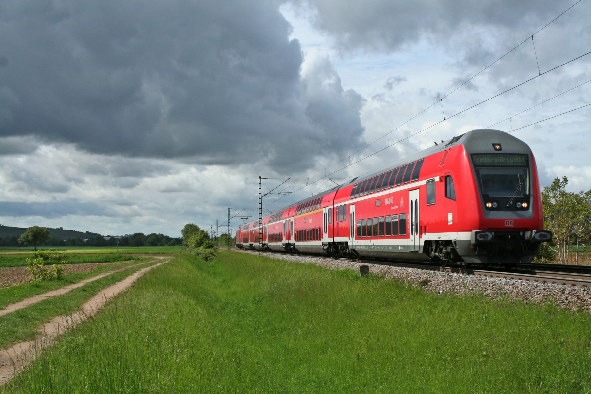 Geburtstagsbild Nr. 5:
Der Schwarzwaldbahn-Steuerwagen 50 80 86-048-0 war am 08.05.14 Teil der von 146 111-0 geschobenen RB 26556 von Neuenburg (Baden) nach Freiburg (Breisgau) Hbf, welche ich bei Hügelheim aufnehmen konnte.