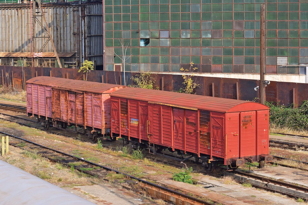 Gedeckte Güterwagen älterer Bauart abgestellt in der Wageninstandhaltung des bukarester Nordbahnhofs am 22.10.2017.