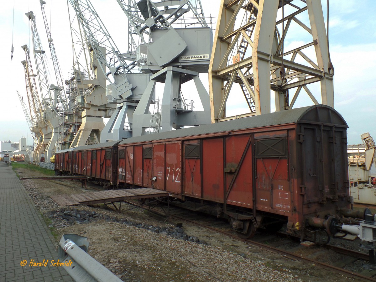 gedeckte Güterwagen am 29.8.2015: Hamburg,  Hansahafen, Bremerkai, Hafenmuseum Schuppen 50, 