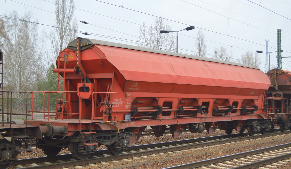 Gedeckter Drehgestell-Schüttgutwagen mit dosierbarer Schwerkraftentladung der DB Cargo mit der Nr. 31 RIV 80 D-DB 0819 435-5 Tads 958 in einem Ganzzug am 05.04.19 Bf. Flughafen Berlin-Schönefeld.