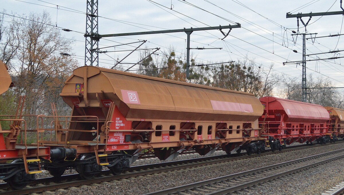Gedeckter Drehgestell-Schüttgutwagen mit dosierbarer Schwerkraftentladung vom Einsteller SC Deutsche Bahn Cargo Romania SRL mit deutscher Registrierung mit der Nr. 31 RIV 80 D-DBSR 0844 906-4 Tadgs 959 in einem Ganzzug am 30.11.22 Bahnhof Golm.