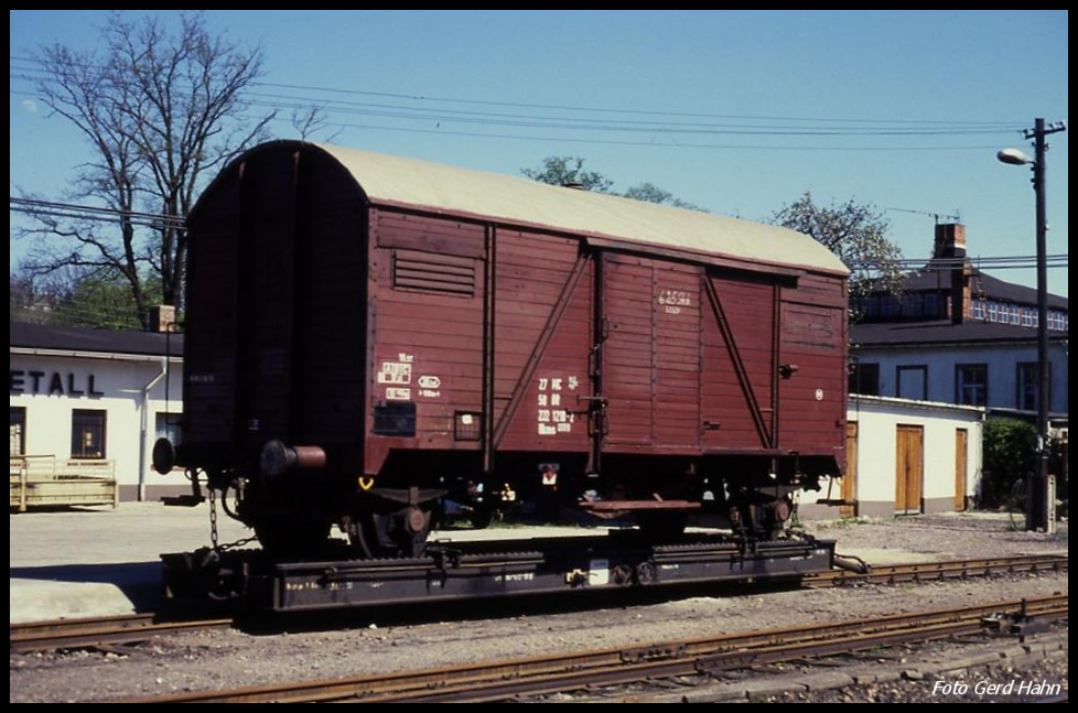 Gedeckter Güterwagen auf schmalspurigem Rollwagen am 3.5.1990 im Bahnhof Dippoldiswalde.