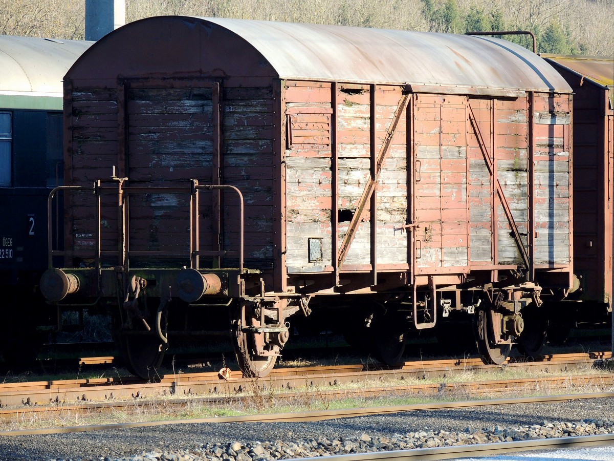 Gedeckter Güterwagen braucht wohl noch einiges an Aufarbeitung, und ist am Bhf.  Timelkam hinterstellt; 131230