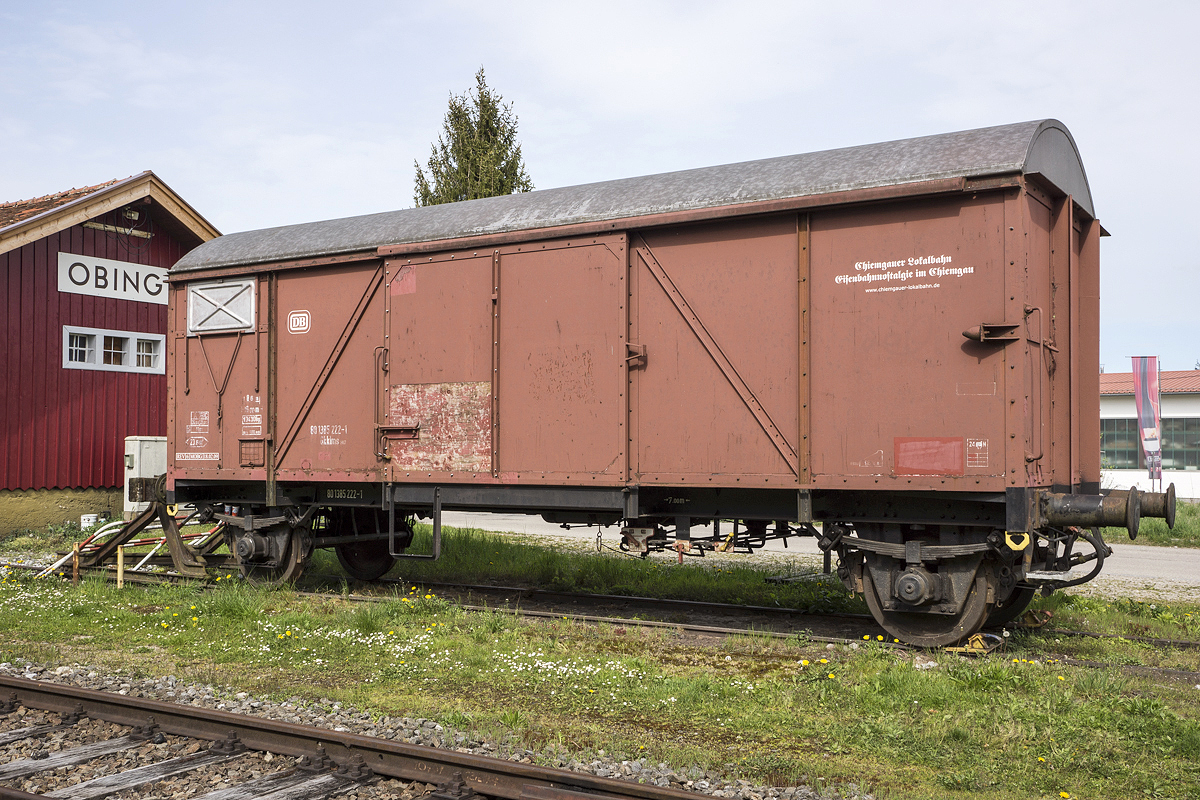 Gedeckter Güterwagen der Chiemgauer Lokalbahn im Bahnhof Obing. 21.04.2014