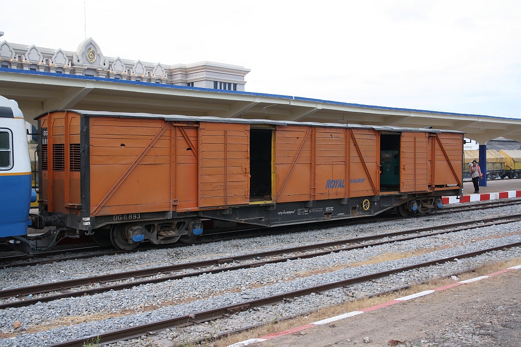 Gedeckter Güterwagen GGv 11.893, eingereiht im Samstagszug nach Sihanoukville, am 18.März 2017 in der Phnom Penh Station.