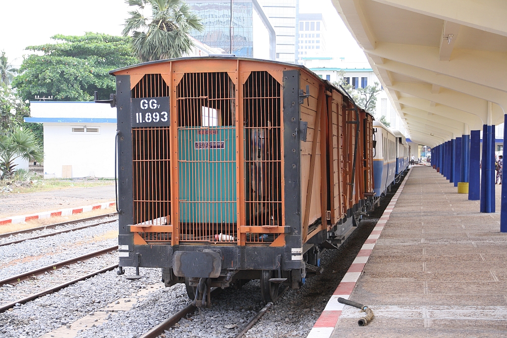 Gedeckter Güterwagen GGv 11.893, eingereiht im Samstagszug nach Sihanoukville, am 18.März 2017 in der Phnom Penh Station.