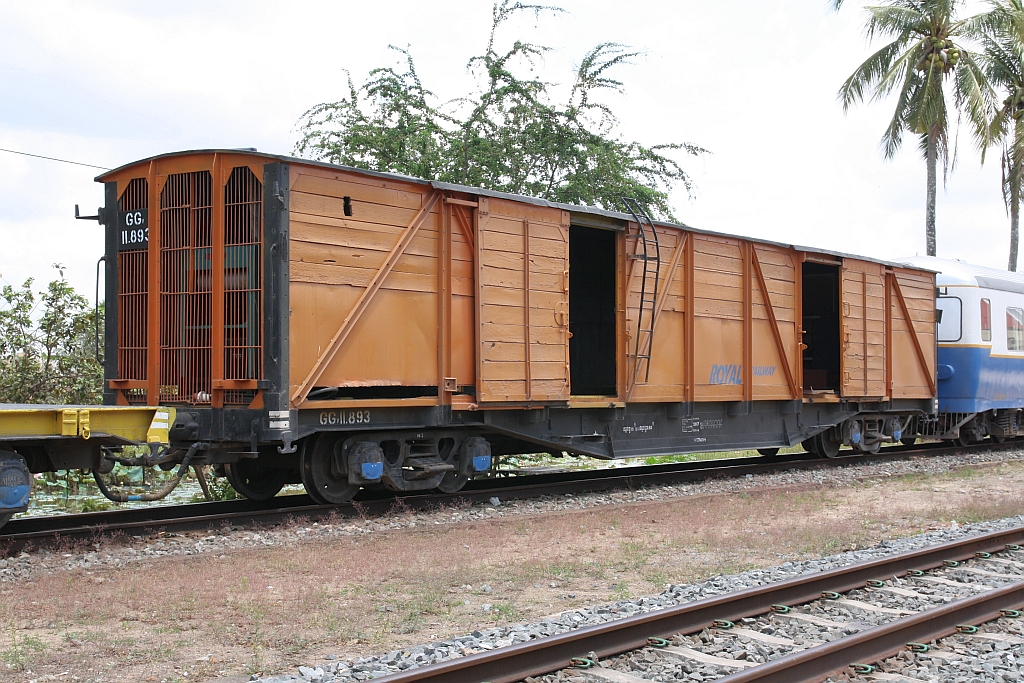 Gedeckter Güterwagen GGv 11.893, eingereiht im Samstagszug von Phnom Penh nach Sihanoukville, am 18.März 2017 in der Kampot Station.