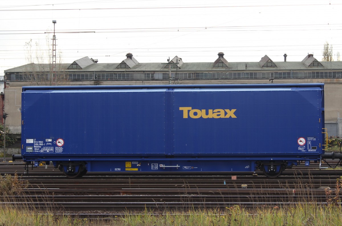 Gedeckter Güterwagen in Sonderbauart mit Schiebewänden Typ Hbbi(ll)ns mit der Nr.: 47 80 D-TOUAX 2464 060-7 abgestellt am 07.11.2015 im Güterbahnhof Hannover-Linden.