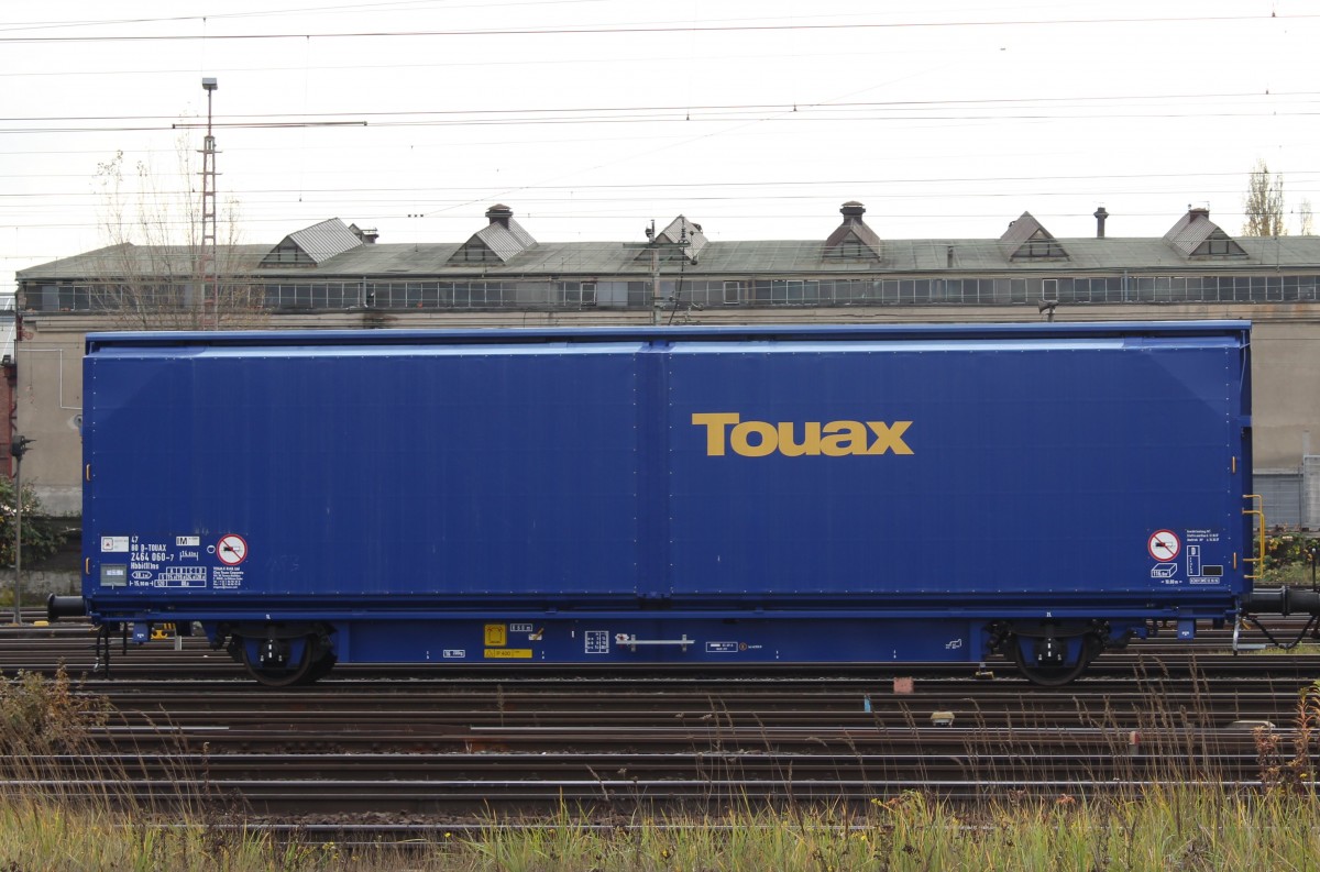 Gedeckter Güterwagen in Sonderbauart mit Schiebewänden Typ Hbbi(ll)ns mit der Nr.: 47 80 D-TOUAX 2464 060-7 abgestellt am 07.11.2015 im Güterbahnhof Hannover-Linden.