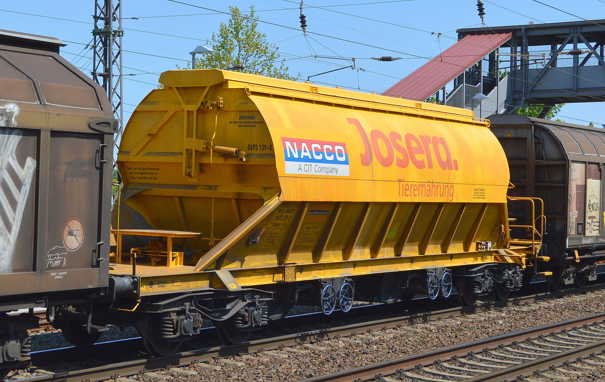 Gedeckter Schüttgutwagen mit schlagartiger Schwerkraft-Mittenentladung Einsteller war NACCO mit der Nr. 37 RIV 80 D-NACCO 0693 139-8 Taoos Befüllung lt. Aufschrift: Steinsalz Firmenlogo von Josera. Tierernährung in einem gemischten Güterzug am 14.05.20 Bf. Saarmund.