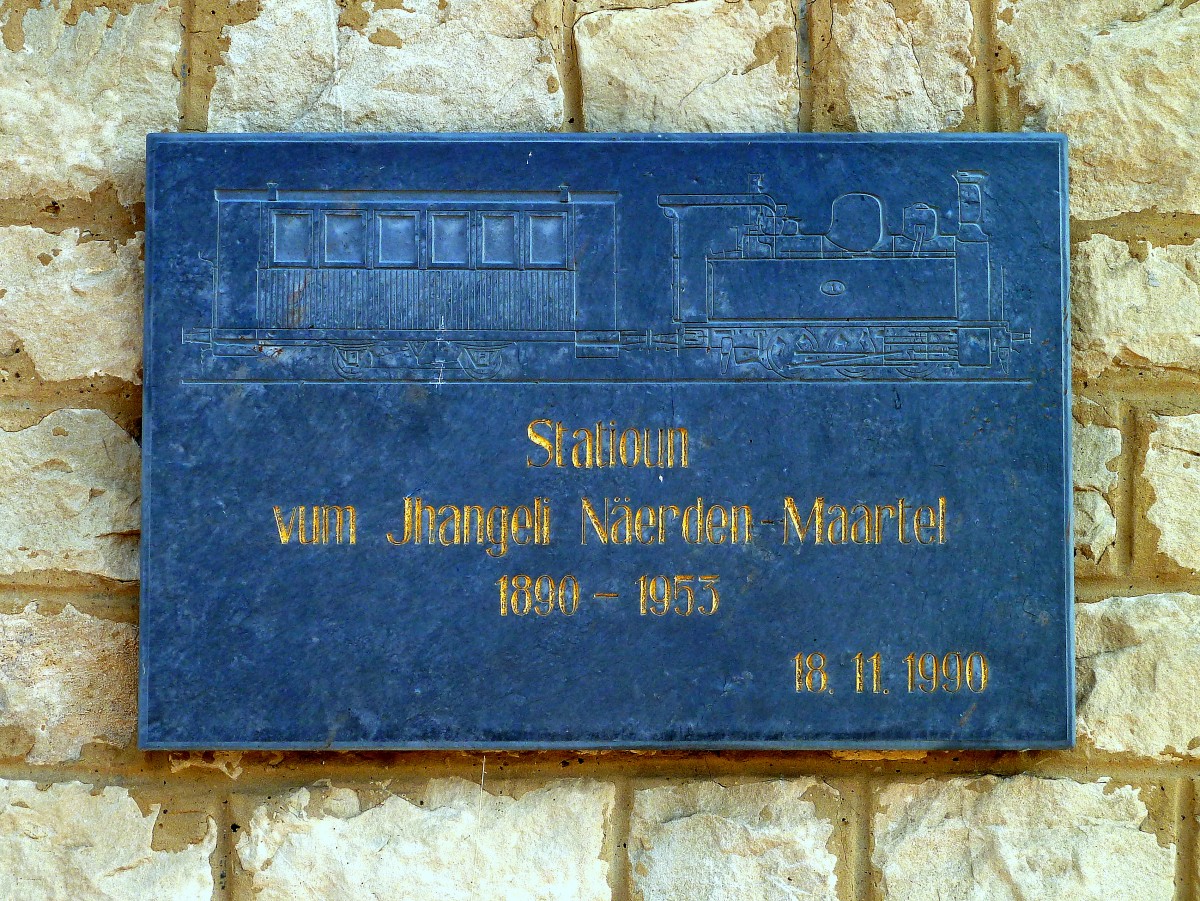 Gedenktafel aus Schiefer an die Schmalspurstrecke  Jhangeli  von Noerdingen nach Martelingen (1890-1953) im ehemaligen Bahnhof von Niederpallen. 11.07.2015