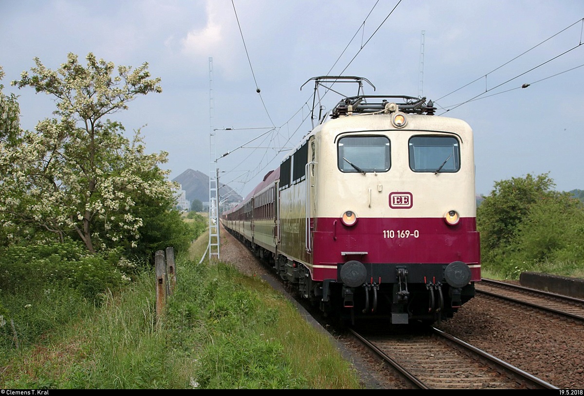 Geduld zahlt sich aus: Der dritte Sonderzug an diesem Tag fuhr vor die Kamera.
110 169-0 der Euro-Express Sonderzüge GmbH & Co. KG als Sonderzug mit Fans der Eintracht Frankfurt von Frankfurt(Main)Süd nach Berlin Zoologischer Garten zum Pokalfinale gegen den FC Bayern München durchfährt den Hp Teutschenthal Ost auf der Bahnstrecke Halle–Hann. Münden (KBS 590).
[19.5.2018 | 9:52 Uhr]