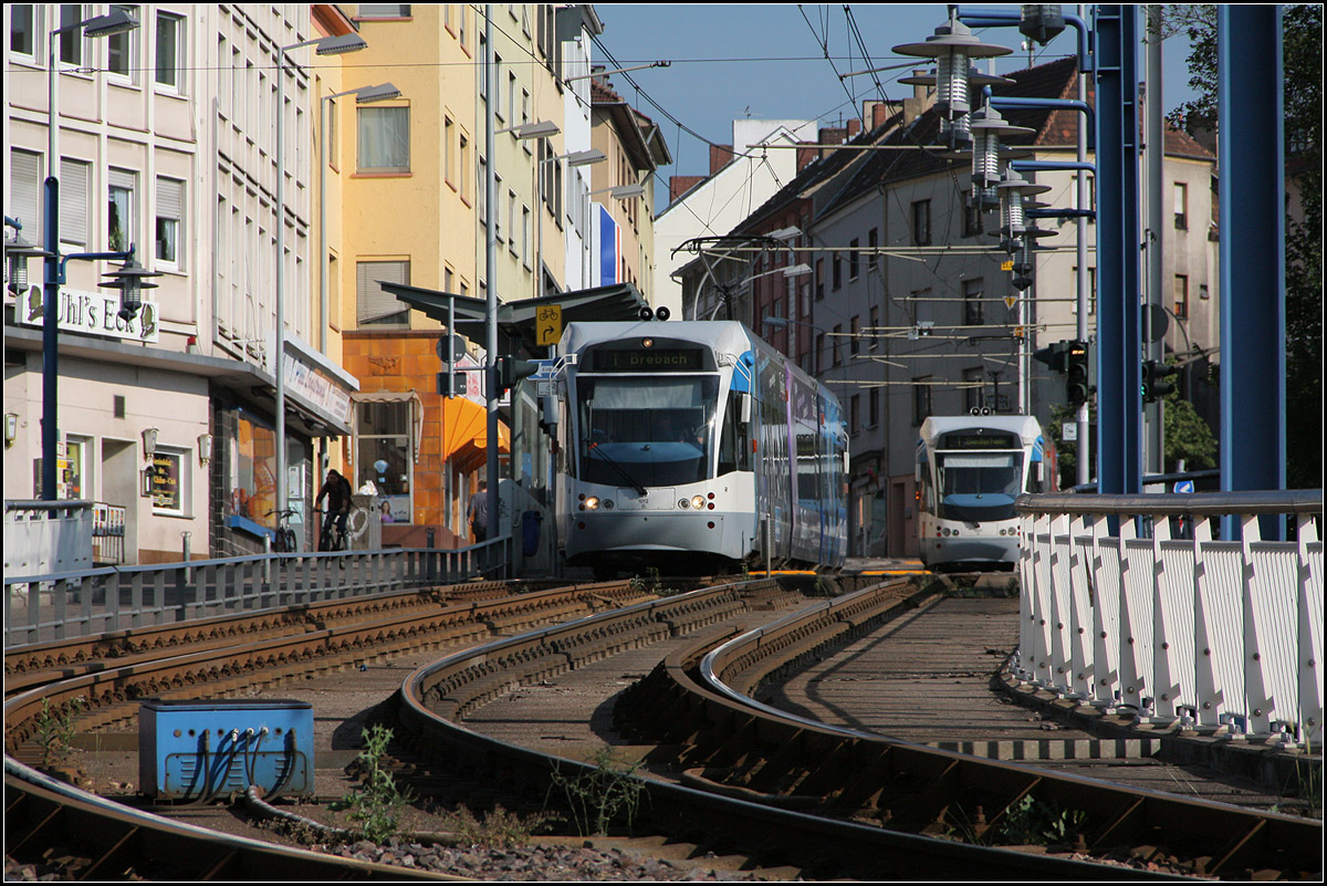 Gefällstrecke -

Am Cottbuser Platz begegnen sich zwei Bahnen der Saarbahn. Die Bahn links wird gleich die Brücke mit Gefälle über die Bahnstrecke befahren und dann in den Bogen Richtung Hauptbahnhof einschwenken.

28.05.2011 (M)