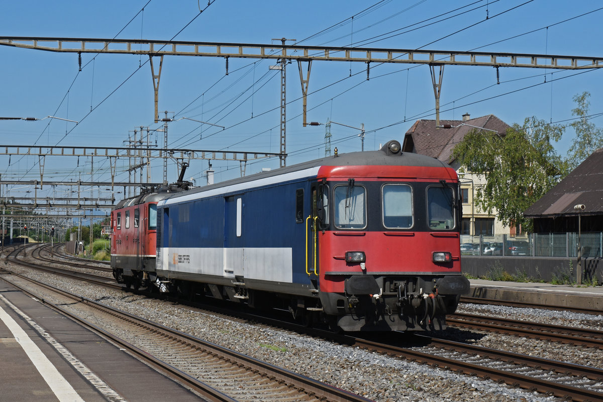 Gefängniszug, mir der Re 4/4 II 11157 und dem St 50 85 89-33 900-3 durchfährt den Bahnhof Rupperswil. Die Aufnahme stammt vom 24.06.2020.