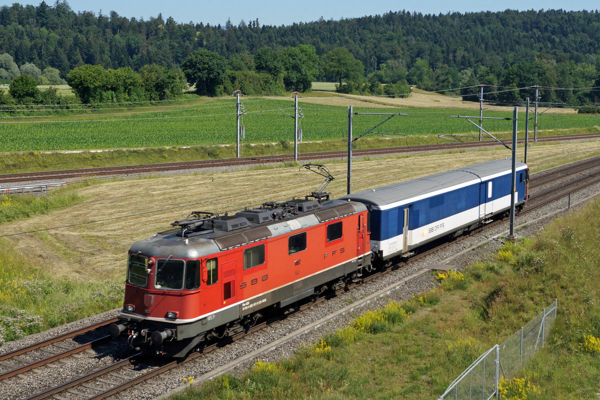 Gefängniszug mit Re 420 bei Roggwil am 24. Juni 2020.
Foto: Walter Ruetsch