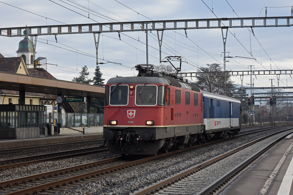 Gefängniszug, mit der Re 4/4 II 11304 und dem St 50 85 89-33 901-1 durchfährt den Bahnhof Rupperswil. Die Aufnahme stammt vom 17.01.2020.