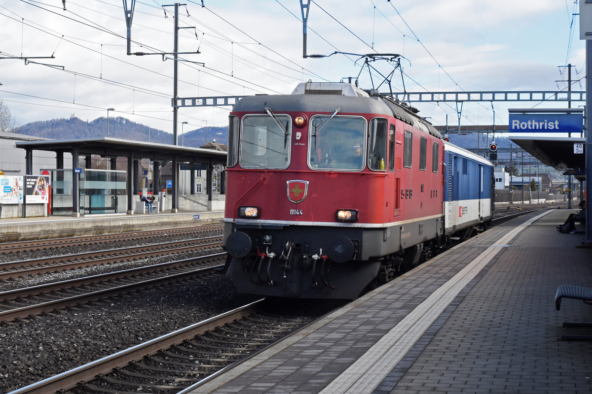 Gefängniszug, mit der Re 4/4 II 11144 und dem St 50 85 89-33 901-1 durchfährt den Bahnhof Rothrist. Die Aufnahme stammt vom 11.03.2020.