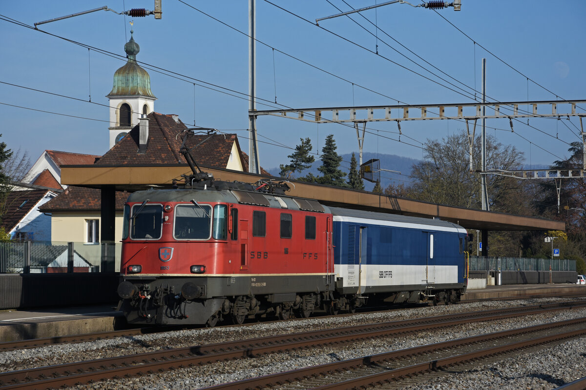 Gefängniszug, mit der Re 4/4 II 11193 und dem St 50 85 89-33 900-3 durchfährt den Bahnhof Rupperswil. Die Aufnahme stammt vom 13.01.2022.