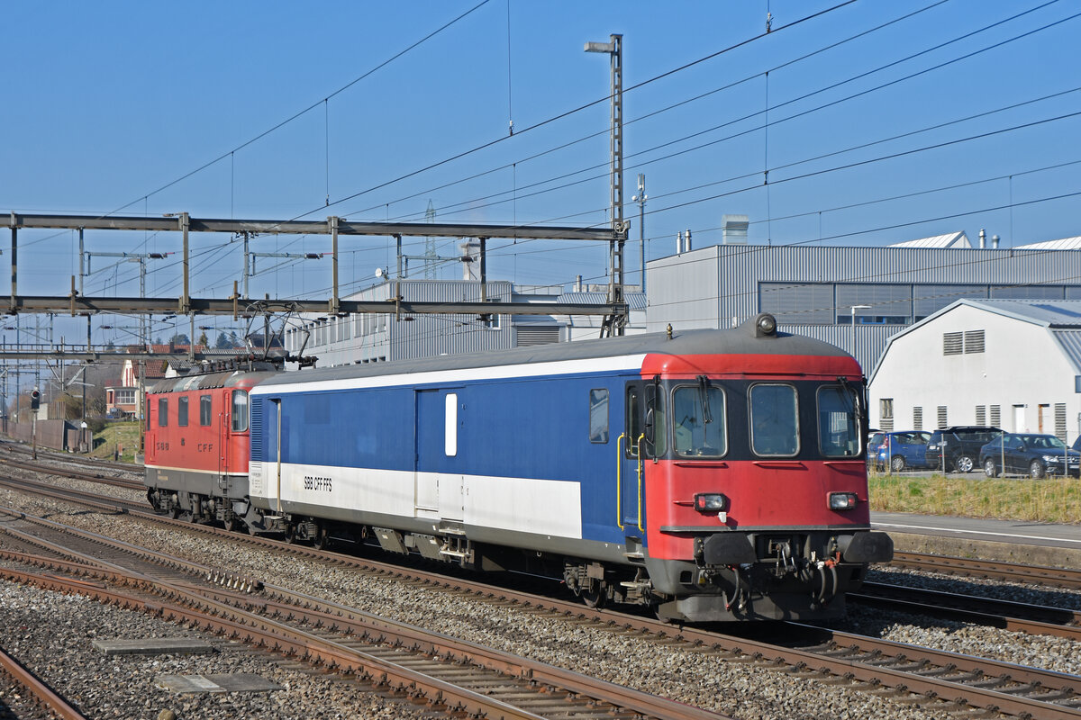 Gefängniszug mit der Re 4/4 II 11146 und dem St 50 85 89-33 900-3 durchfährt den Bahnhof Rupperswil. Die Aufnahme stammt vom 10.03.2022.
