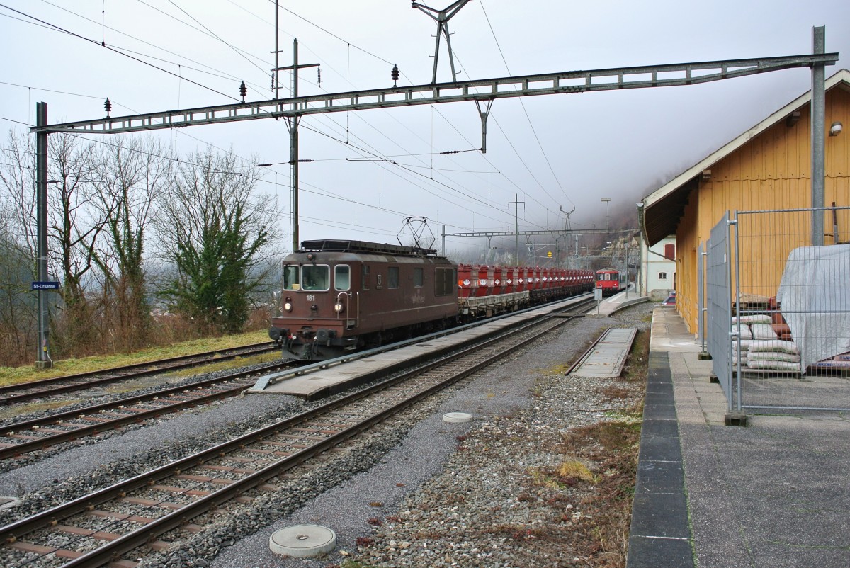 Gefahrgut im Jura. Die BLS Re 4/4 181 führt Ihre Güterwagen von Porrentruy in Richtung Basel, St-Ursanne, 13.01.2014.