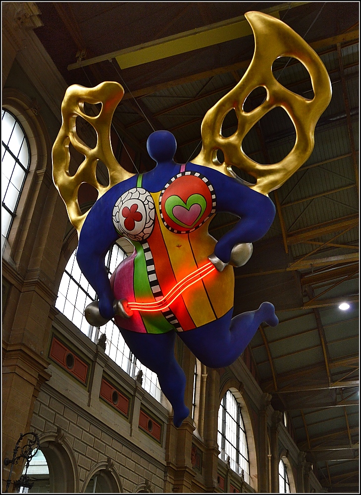 Geflügelte Nana als Schutzengel der Reisenden oder wie auch immer man das heute politisch korrekt bezeichnet... von Niki de Saint Phalle hängt schon seit geraumer Zeit fast raumfüllend in der sonst leeren alten Zürcher Bahnhofshalle. Dezember 2015. 