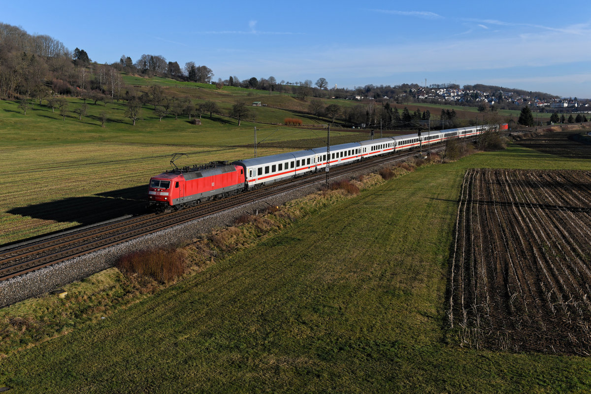 Gefreut habe ich mich am Nachmittag des 29. Dezember 2019, daß mir im Filstal noch eine 120 vor die Linse fuhr. Gerüchte verkünden, dass die Abstellung der Baureihe unmittelbar bevorsteht. Planleistungen gibt für die die erste in Großserie gebaute Drehstromlok der Deutschen Bundesbahn ohnehin nicht mehr. Hauptsächlich werden die Maschinen vor PbZ und zum Abschleppen von liegen gebliebenen ICE-Triebzügen verwendet. Oder in solchen Fällen wie hier auf dem Bild zu sehen. Mangels funktionierenden Steuerwagens wurde der IC 2266 nach Karlsruhe in Sandwichbespannung geführt. Bei Uhingen konnte ich die führende 120 114 mit dem besagten Fernzug aufnehmen. 