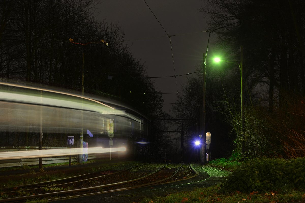 Gefühlt mitten im Nirgendwo und doch nur wenige Haltestellen von der Stadt entfernt befindet sich die Haltestelle am Honnengraben. Am 7.12.19 macht sich ein M6S auf den Weg nach Witten Heven.

Bochum 07.12.2019