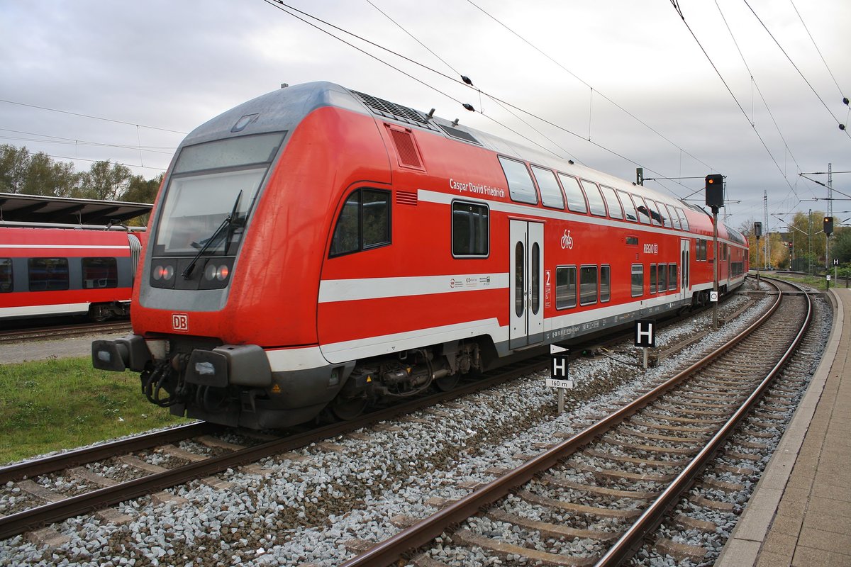 Geführt von 112 112 verlässt der RE5 (RE18490)  Warnemünde-Express  von Berlin Hauptbahnhof (tief) nach Warnemünde am 20.10.2018 den Rostocker Hauptbahnhof.