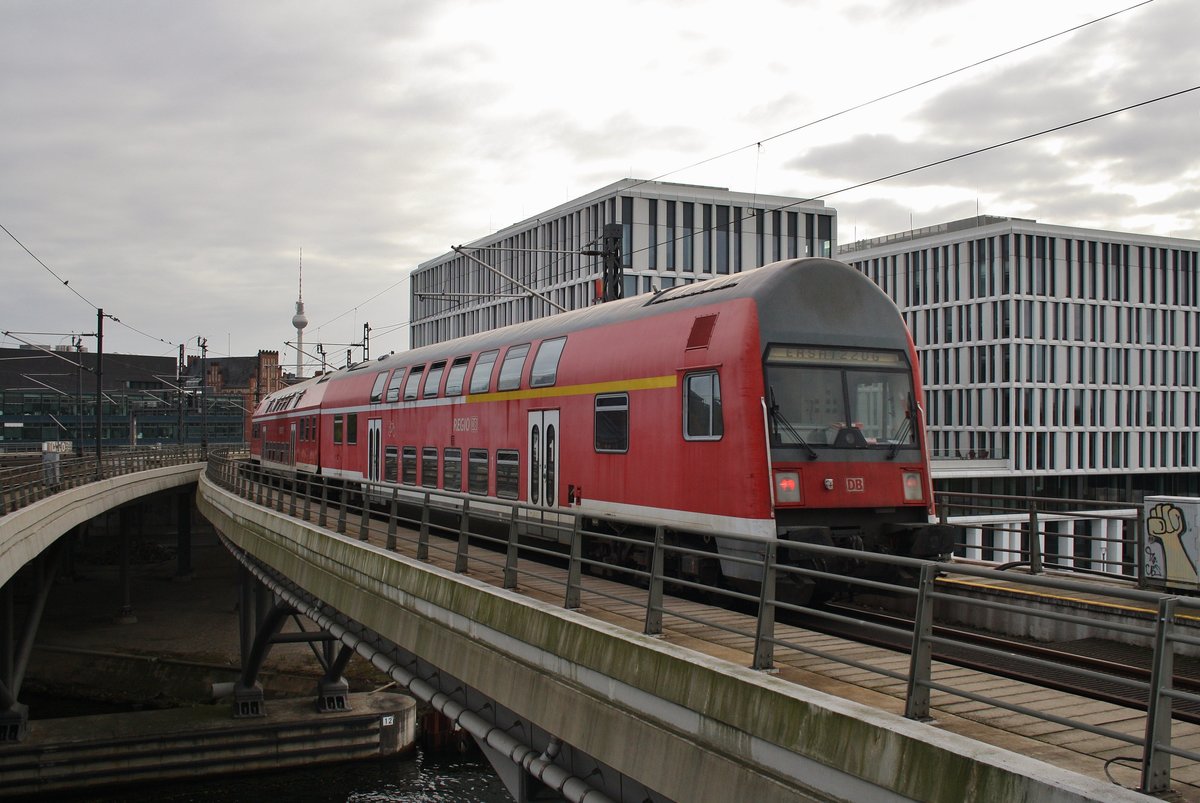 Geführt von 143 333-3 fährt die RB26319  S-Bahn Ersatzverkehr  von Berlin Charlottenburg nach Berlin Friedrichstraße aus dem Berliner Hauptbahnhof aus.