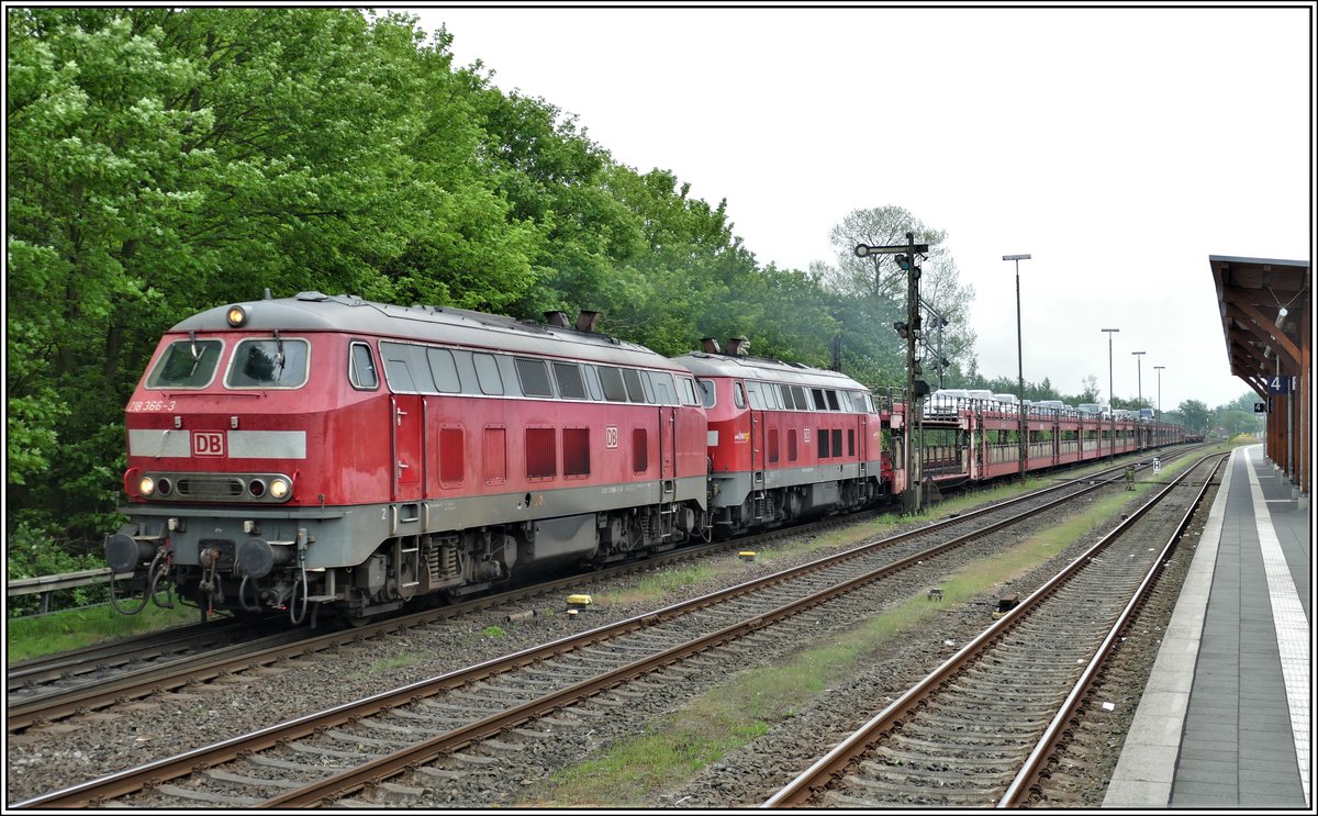 Geführt von der 218 366-3 und einer wieteren Lok der BR218 macht sich ein Autoshuttle in Niebüll auf den Weg nach Sylt. (21.05.2019)