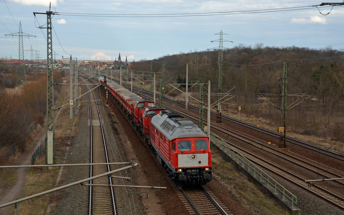 Geführt von 232 283 der WFL rollte dieser Schotterzug mit den beiden Wagenloks 203 114, 203 120 sowie der Schublok 232 141 am 05.03.17 durch Holzweissig Richtung Leipzig. Der Zug diente als Gewicht für eine Brückenbelastungsfahrt bei Camburg auf der Neubaustrecke.