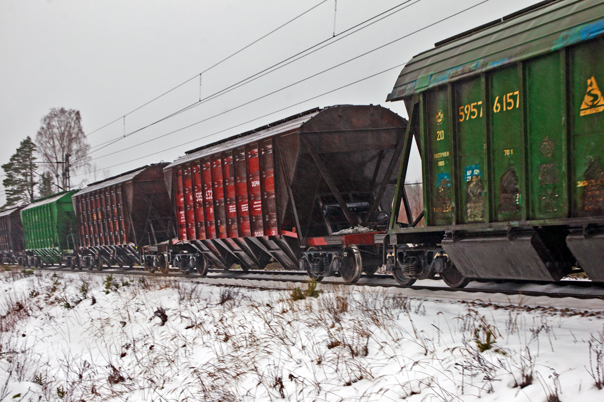 Geführt von einer Doppeltraktion zweier Sr 2 Loks hier der Blick auf die vorüberrollenden russischen Schüttgutwagen.Bild vom 28.2.2016 bei Pulsa