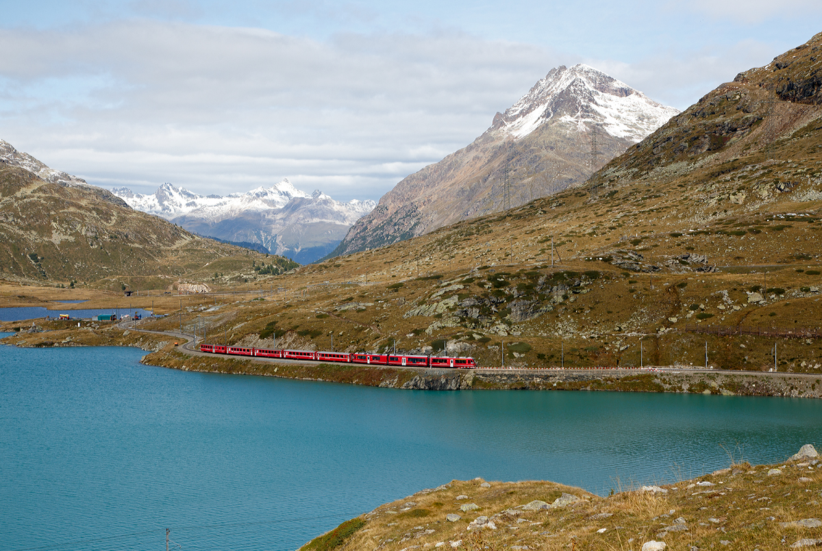 
Geführt von einem RhB ALLEGRA-Zweispannungstriebzug (RhB ABe 8/12) fährt ein RhB Regionalzug nach Tirano am 13.09.2017 entlang des Lago Bianco und erreicht bald die Station Ospizio Bernina (Bernina Hospiz). 